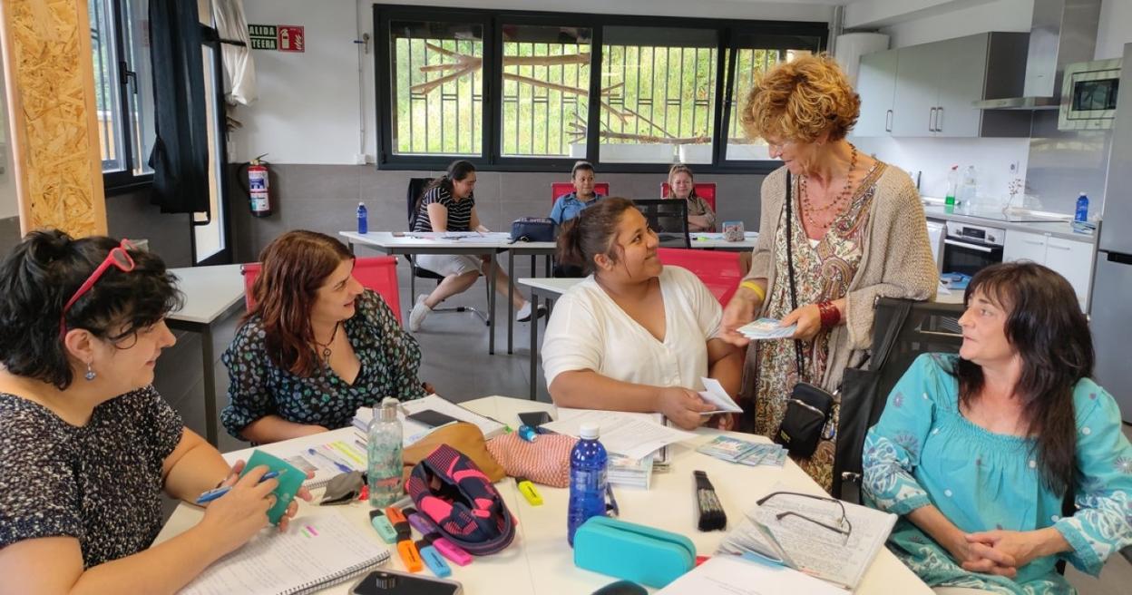 Han entregado en mano el diccionario a los alumnos de Izarraitz Lanbide Heziketa. 