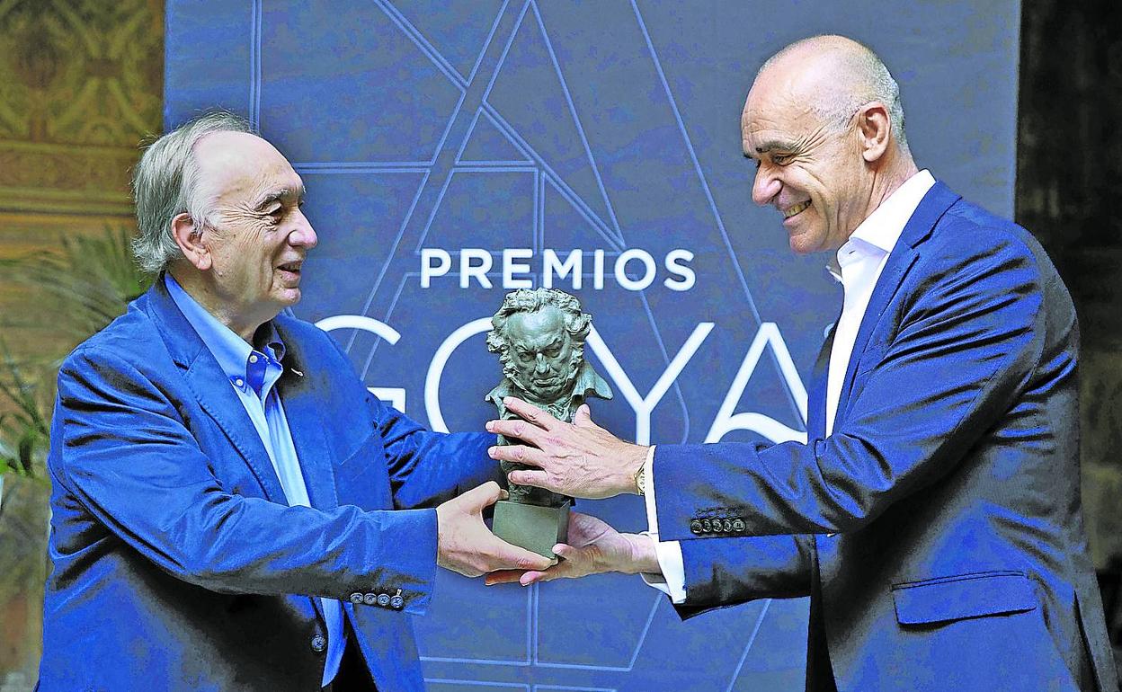 El presidente de la Academia de Cine, Fernando Méndez-Leite, y el alcalde de Sevilla, Antonio Muñoz, sostienen un Goya.