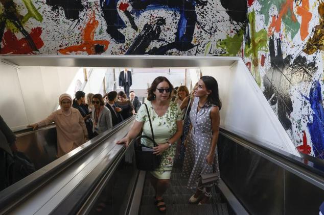 La Reina, junto a Ingrid Schulerud, esposa del secretario general de la OTAN, en la estación madrileña de Chamartín. 