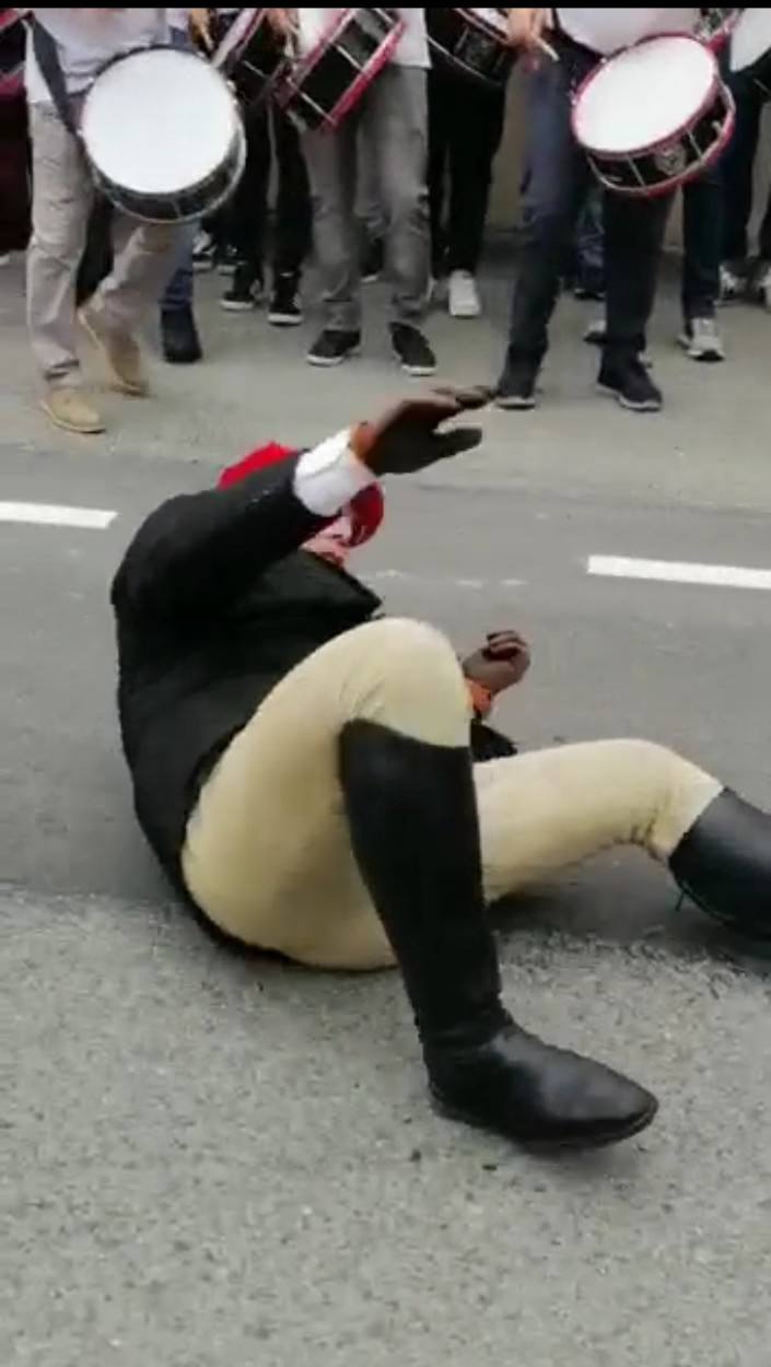 El mando del Alarde tirado en el suelo tras ser descabalgado por su caballo