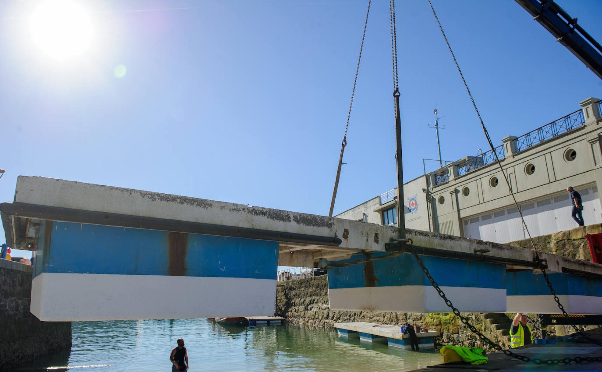 Dado el peso del gabarrón, el desembarco se hace sin prisa
