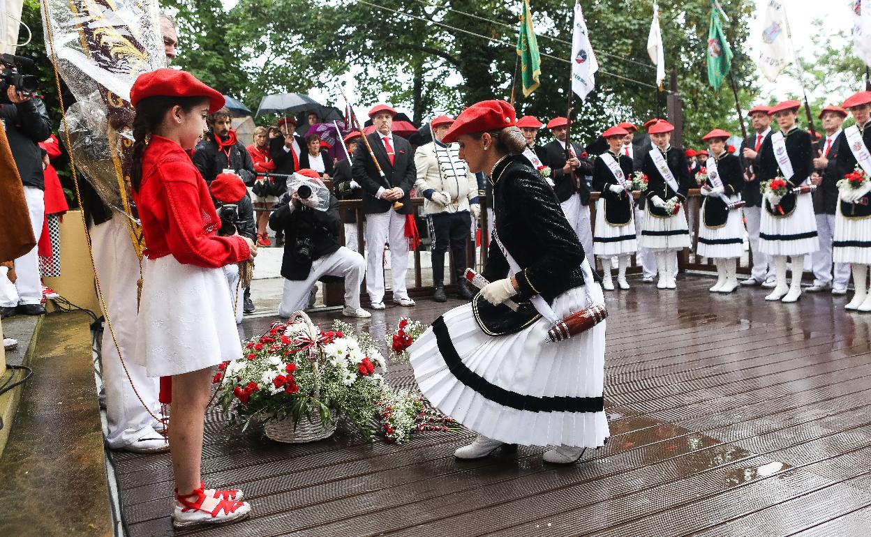 La cantinera de Meaka, Ane Encabo, deposita su ramo de flores frente a la ermita de San Marcial. 