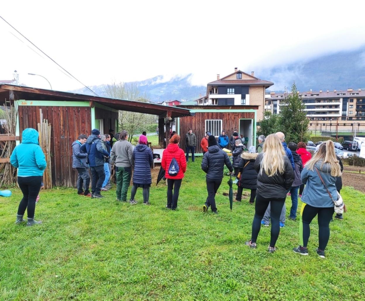 Usuarios del parque azkoitiarra que consta de 69 huertas. 