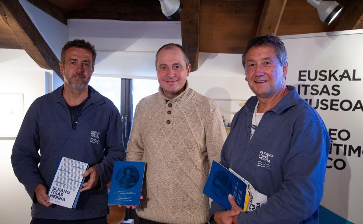 El director de Albaola Xabier Agote, el autor del libro Xabier Alberdi y Rafa Zulaika, de Elkano Fundazioa. 