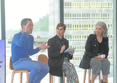 Imagen secundaria 1 - Víctor Badorrey y Paul Liceaga fueron los protagonistas de la primera mesa redonda de la mañana en Tabakalera; Aitor Lizarza e Izaskun Zurbitu hablaron del empleo en la era digital, y Víctor Badorrey, Jakes Agirrezabal y Cristina Lagé posando en el photocall como organizadores y patrocinadores del evento.