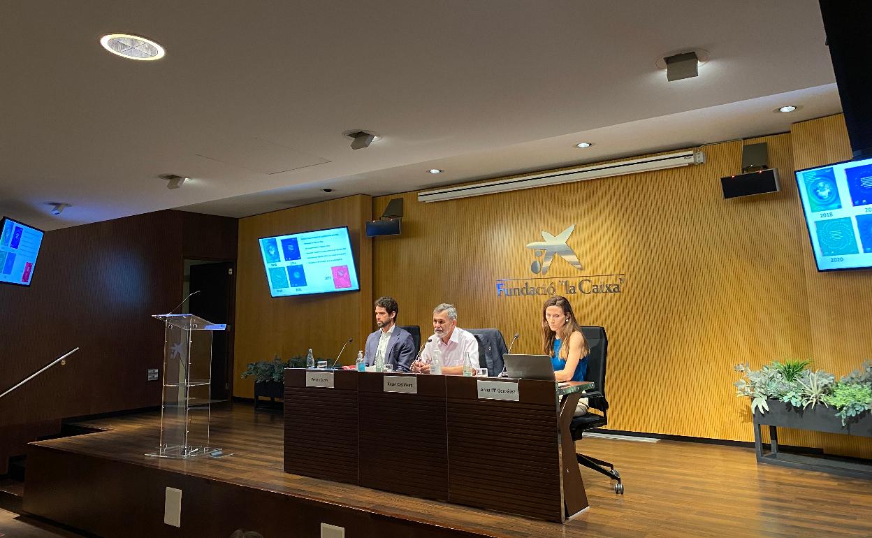 De izquierda a derecha: Ferran Curtó, coautor del informe, Àngel Castiñeira, director de la Cátedra de LiderazgoS y Sostenibilidad de Esade y coautor del informe, y Anna Mª González, coautora del informe.