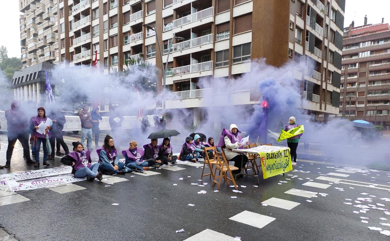Sentada de trabajadoras de residencias de Gipuzkoa en Carlos I