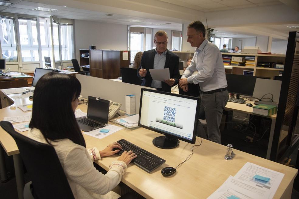 Los profesionales de Sayma iniciaron ayer la facturación con Ticket Bai en su sede de Donostia. 