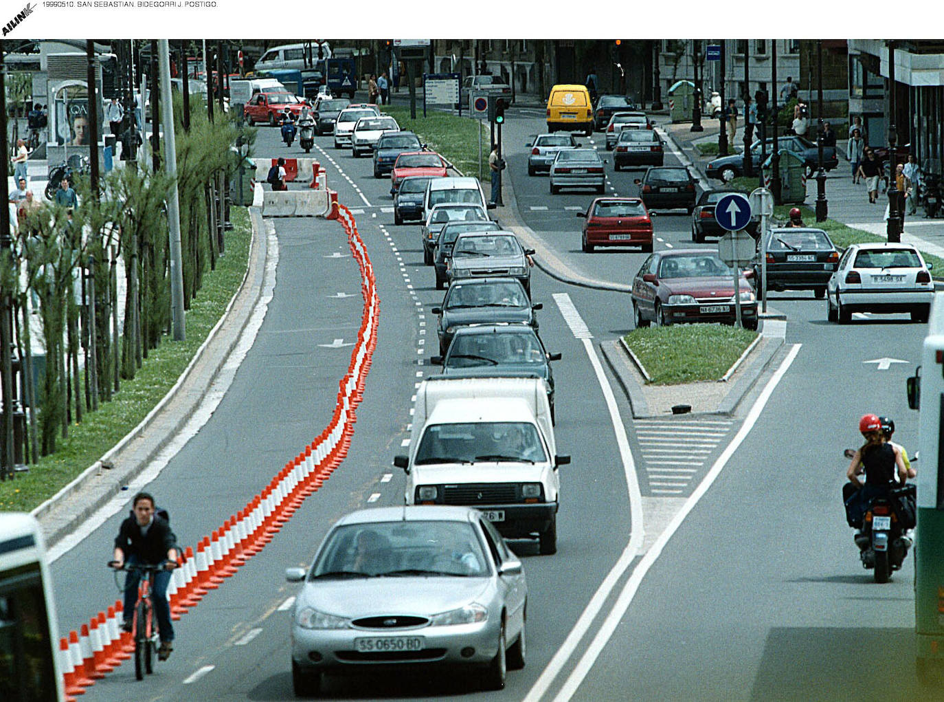 Imagen secundaria 1 - Hasta que se hizo el primer bidegorri de La Concha había 4 carriles para la circulación. Después se perdió uno, en sentido al Antiguo, para dárselo al carril bici. 