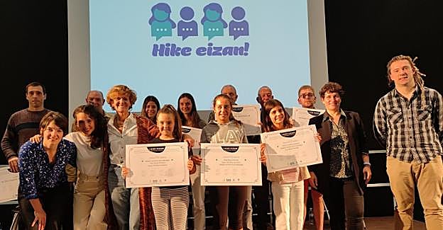 Egaña. lizaso, Iguaran, Amuriza Erniarraitz Bertsozale Elkarteko eta Hike eizan! taldeko kideek irabazleekin. 