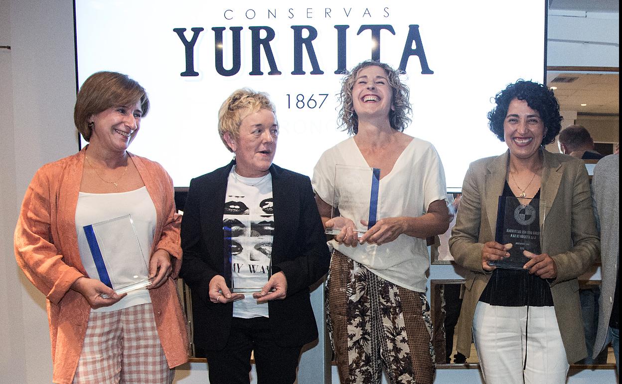 Arantxa Zubia, Ana Etxeberria, Mila Ugartemendia y Elba Amores, las cuatro damas de Hika, con su premio BMW Más Gastronomía. 