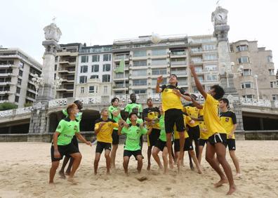 Imagen secundaria 1 - Donosti Cup lleva más de 25 años ayudando a que equipos de regiones muy vulnerables puedan venir al torneo