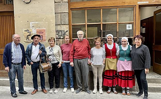 Imagen principal - Los protagonistas del homenaje, Carlos sacando el pan del horno y Luis tras el mostrador.