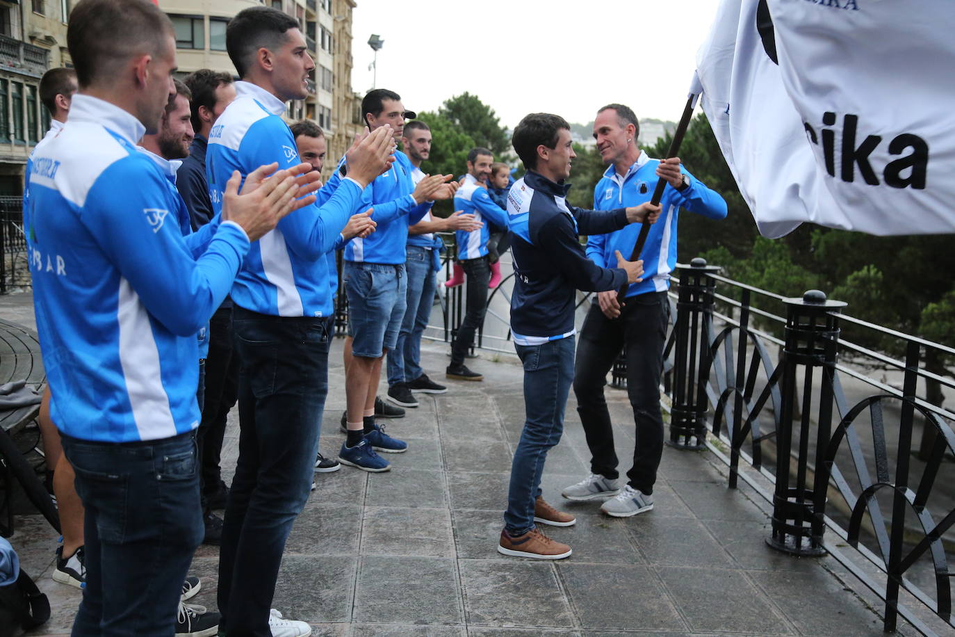 Fotos: Donostiarra no deja escapar su bandera
