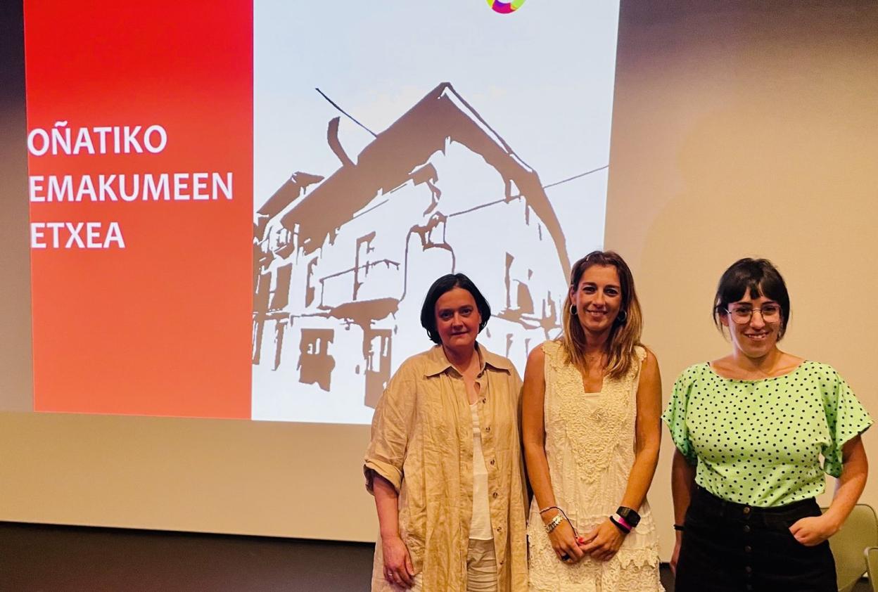 Arquitecta, alcaldesa y técnica de Igualdad, tras la presentación del proyecto realizada en Kultur Etxea. 