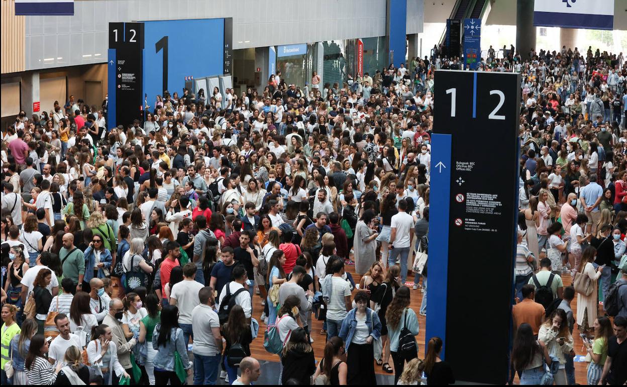 Uno de los pasillos del BEC, abarrotado.