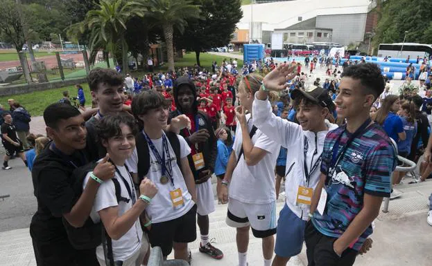 La mayoría de equipos que disputarán la Donosti Cup llegaron el domingo a Gipuzkoa