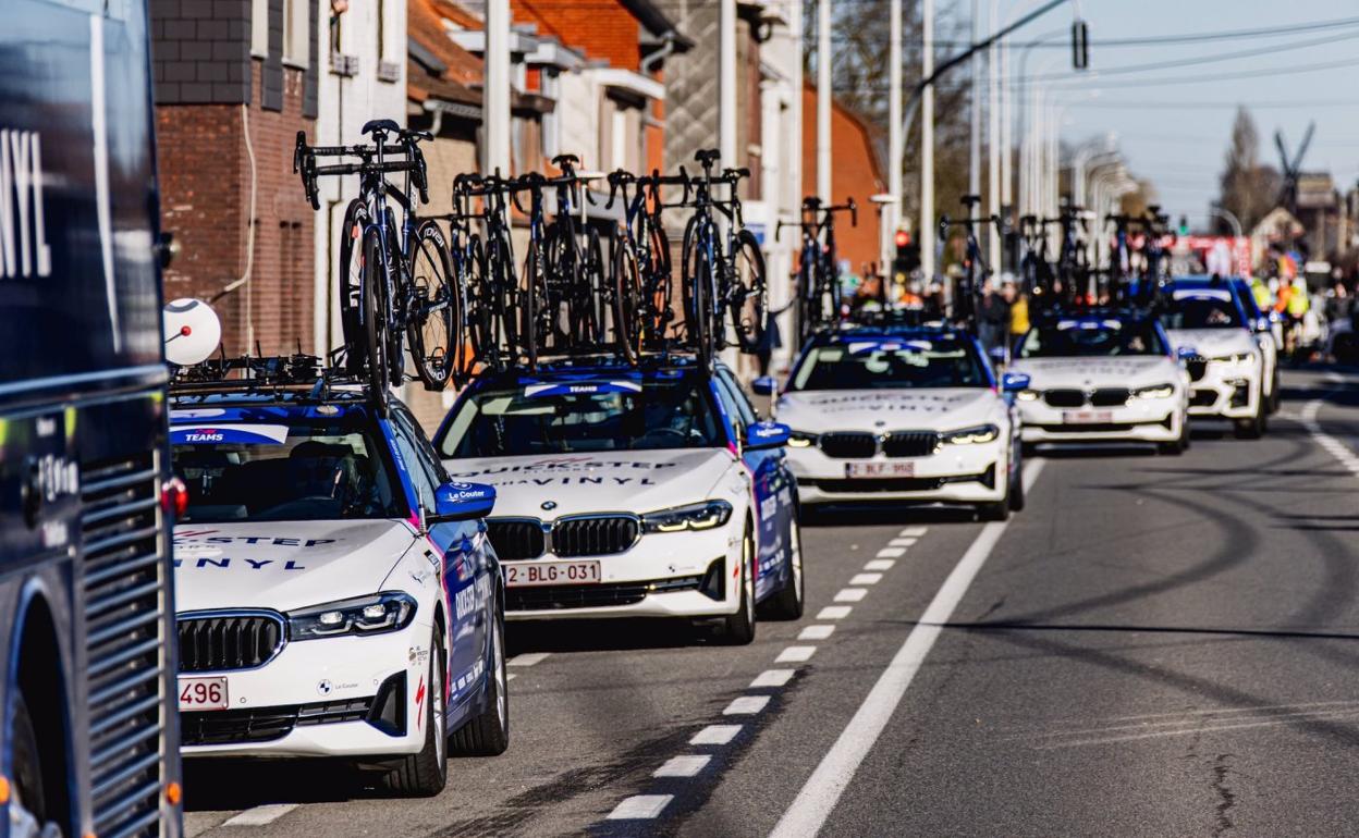 La caravana de vehículos del Quick-Step llega a Francia desde Dinamarca. 