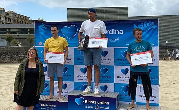 Goizane Álvarez. directora de Deportes de la Diputación, con el podio masculino formado por Adnan Mustafic (en el centro), Haigor Aranguren (izq) y Agustín Ibarguren. 