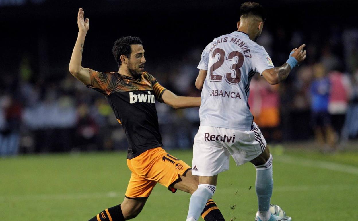 Brais Méndez pugna por un balón en uno de sus partidos con el Celta.