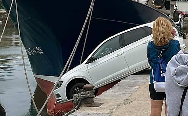 El coche, enganchado al amarre de un barco.