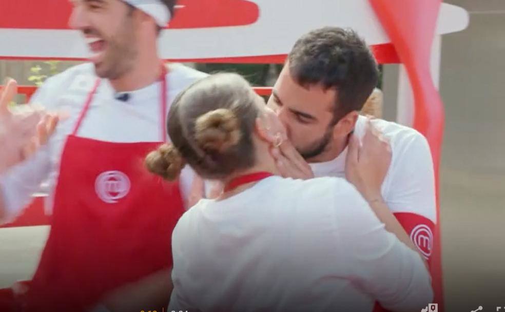 Masterchef mostró en directo la pasión entre Jokin y Eva con este beso en su último episodio. 