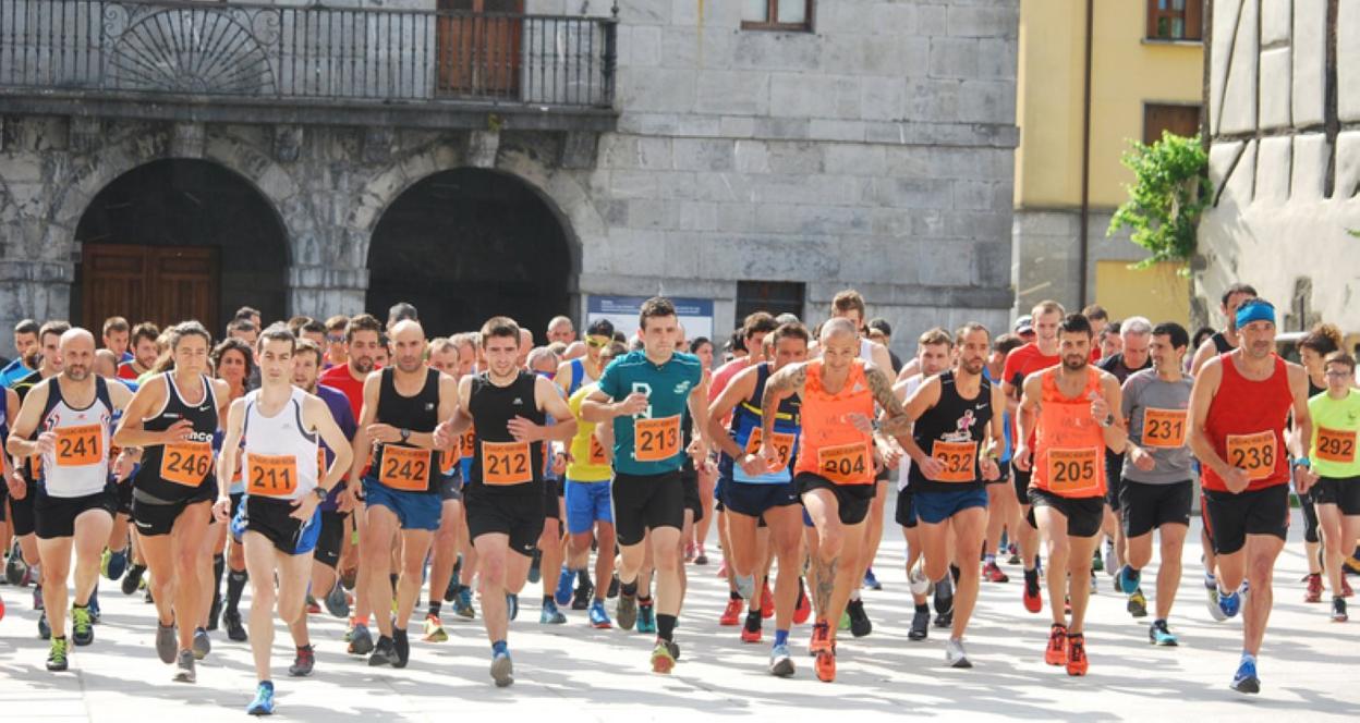 Participantes en una edición anterior de la 'Subida a Santamaña'. 