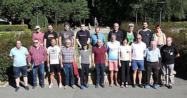 Adur Ezenarro, junto a los representantes de los clubes deportivos que han renovado su compromiso. 