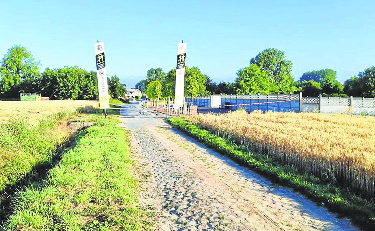 Todo está preparado en el primero de los once tramos de pavés de hoy, Villers-au-Tertre-Fressain. 