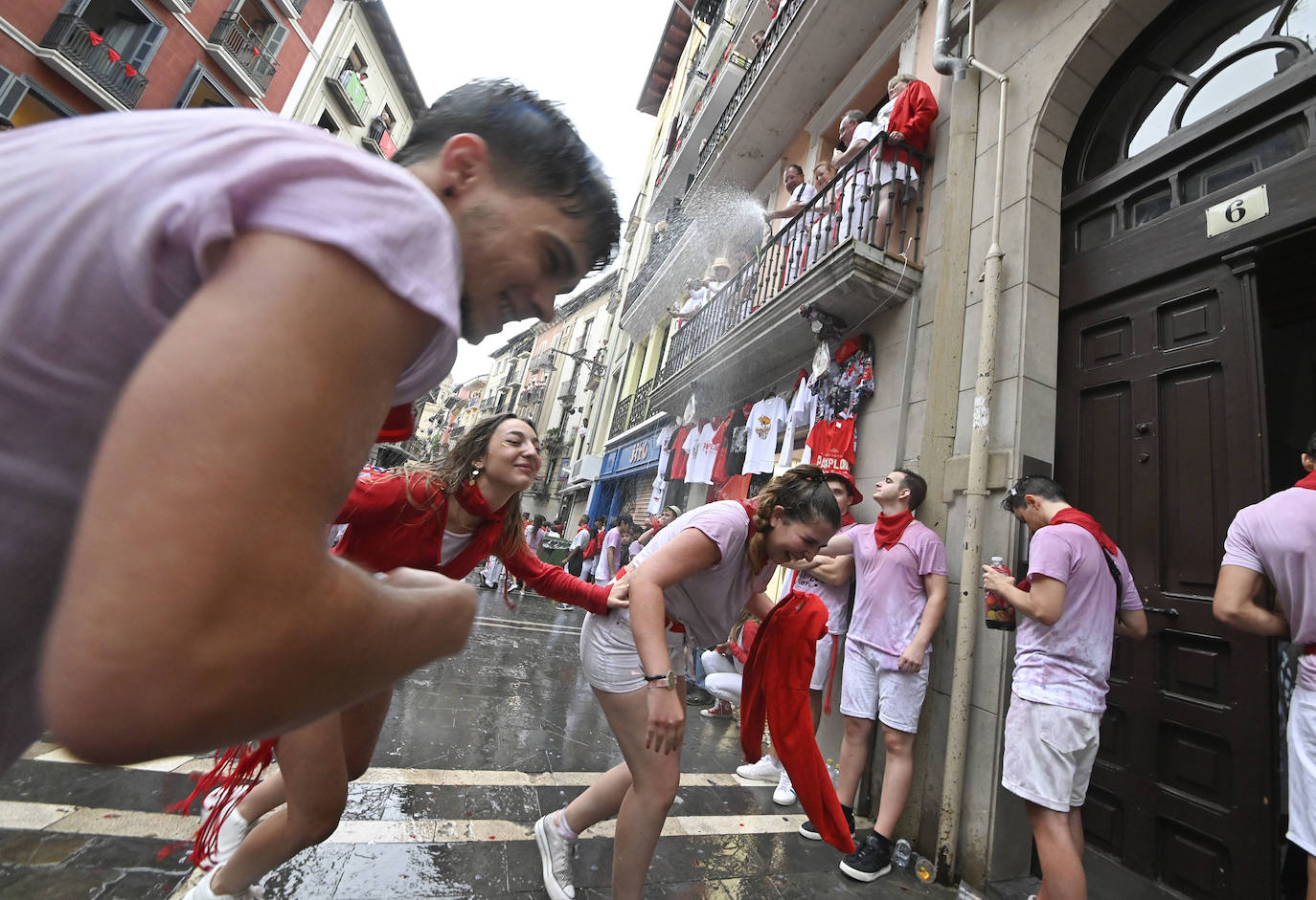 Fotos: Empapados en la fiesta de siempre