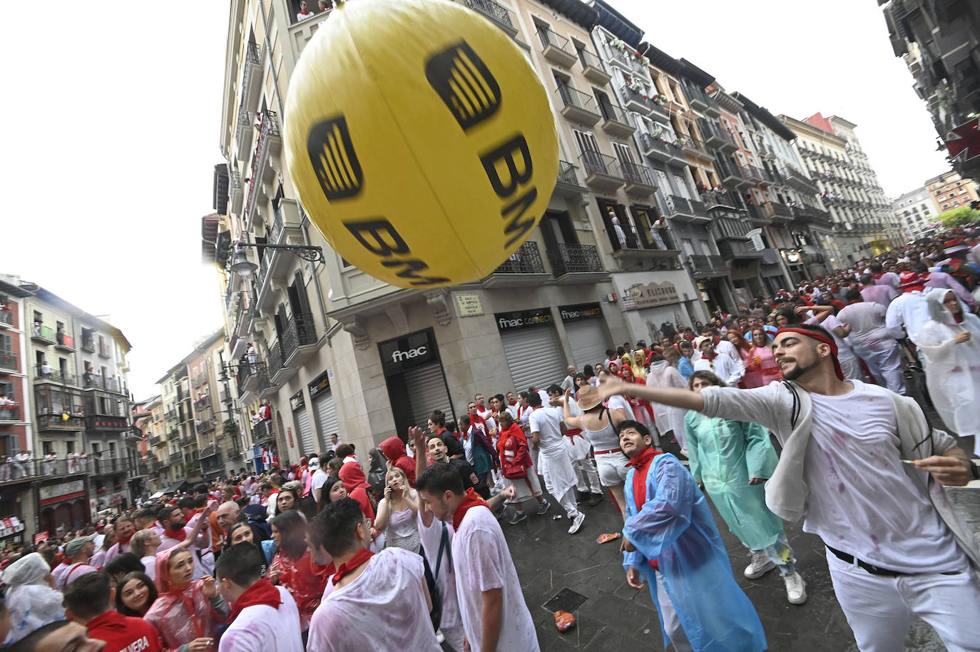 Fotos: Empapados en la fiesta de siempre
