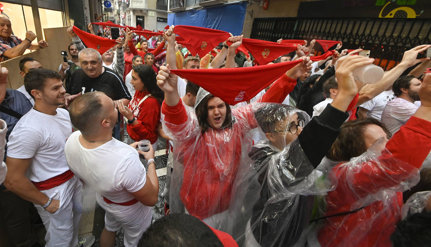 Fotos: Empapados en la fiesta de siempre