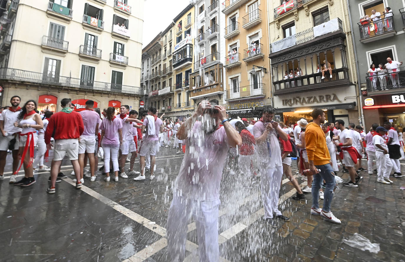Fotos: Empapados en la fiesta de siempre