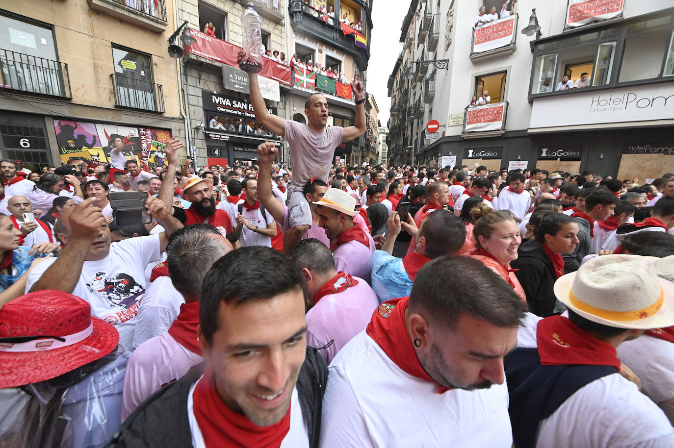 Fotos: Empapados en la fiesta de siempre