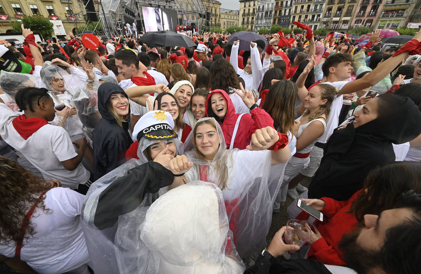 Fotos: Empapados en la fiesta de siempre