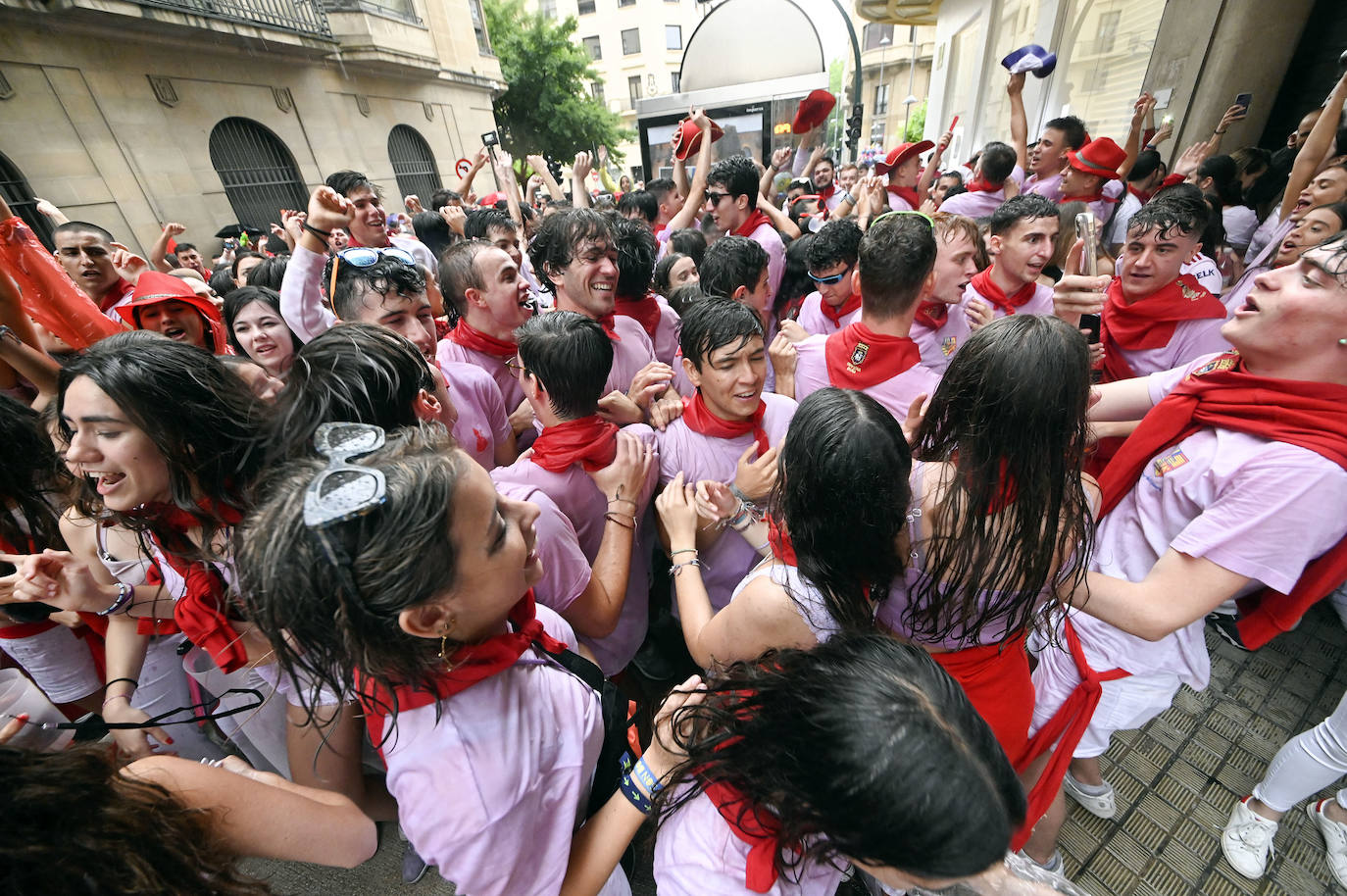 Fotos: Empapados en la fiesta de siempre