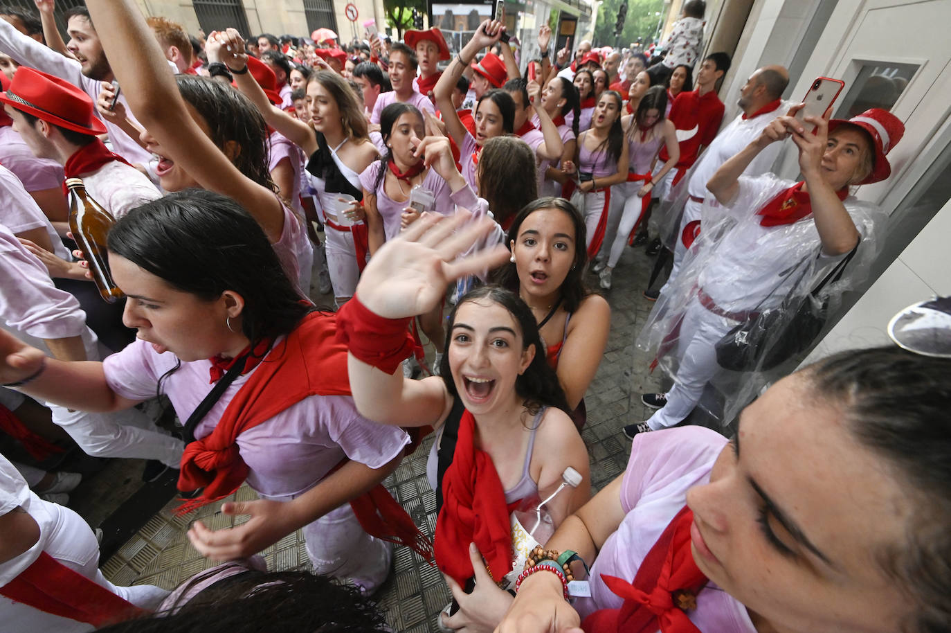 Fotos: Empapados en la fiesta de siempre