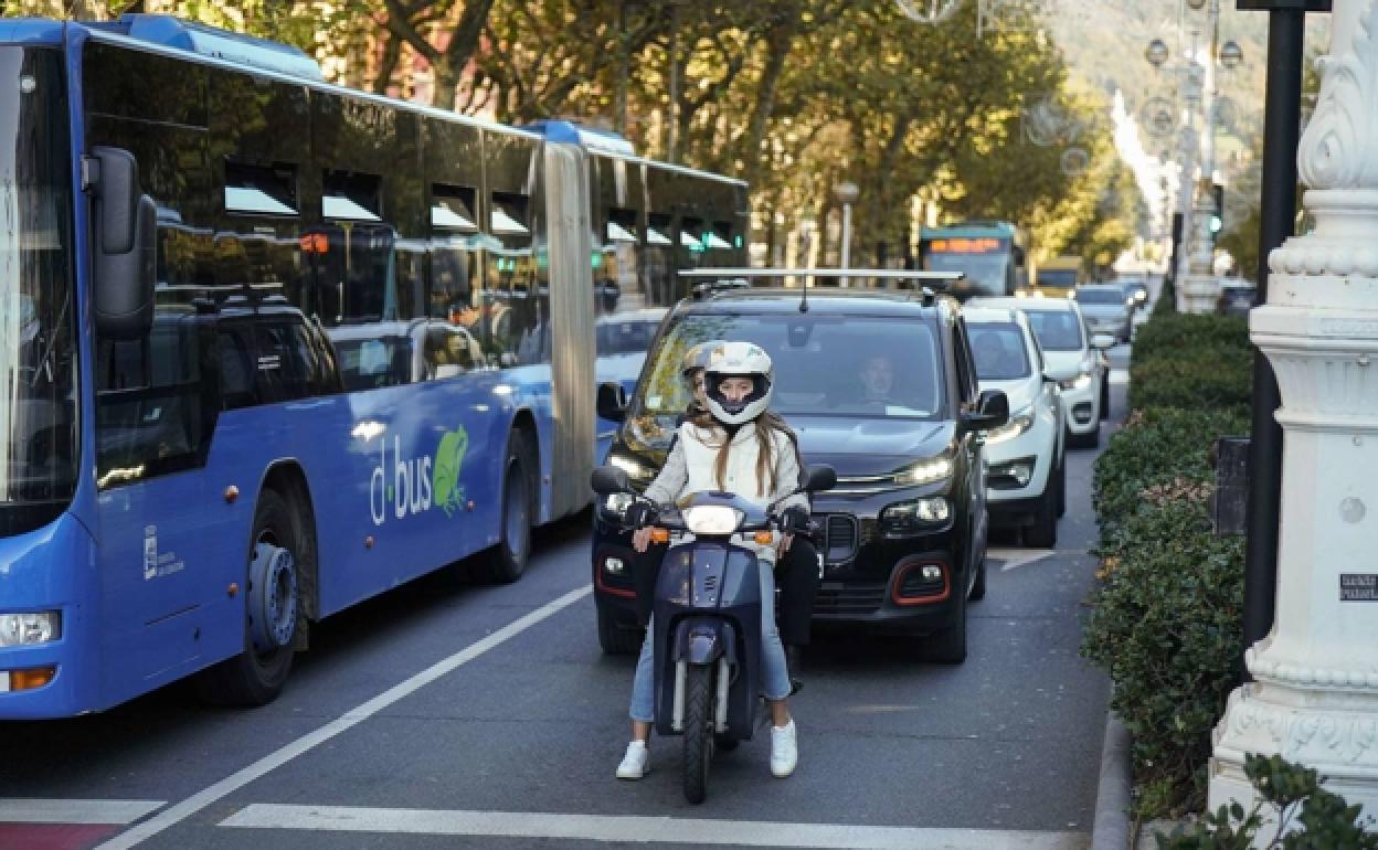 Varios vehículos esperan en un semáforo en rojo en la Avenida de la Libertad donostiarra.