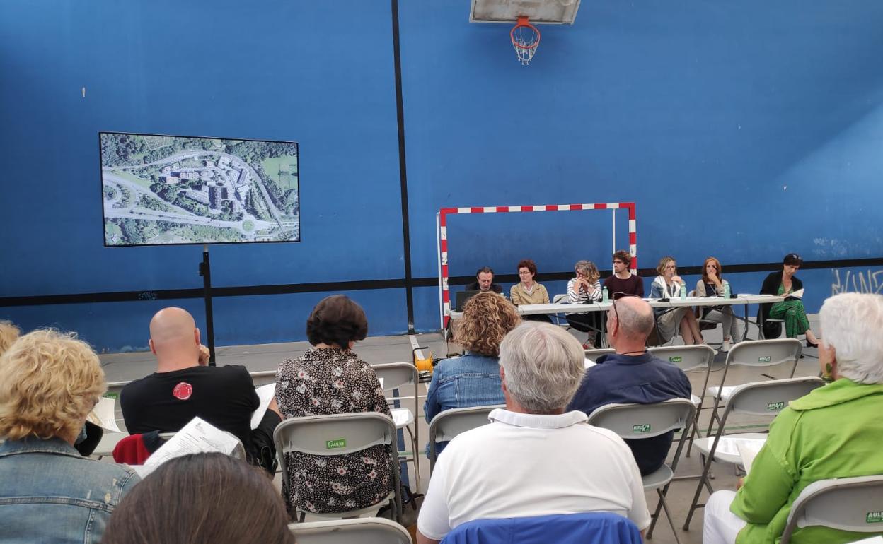 Más de 200 vecinos acudieron a la reunión de ayer con los representantes del Ayuntamiento.