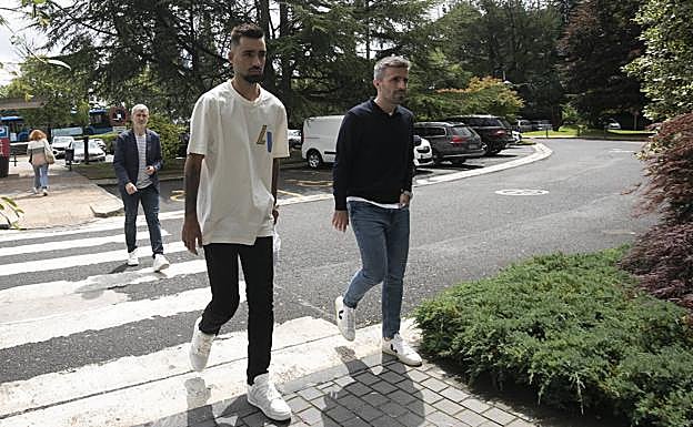 Brais Méndez, a su llegada a Policlínica Gipuzkoa esta mañana.