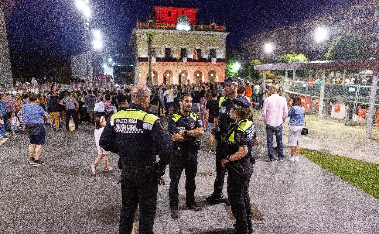 Agentes de la Policía Local patrullan en la víspera de San Juan, el día en que comenzaron los sanmarciales.