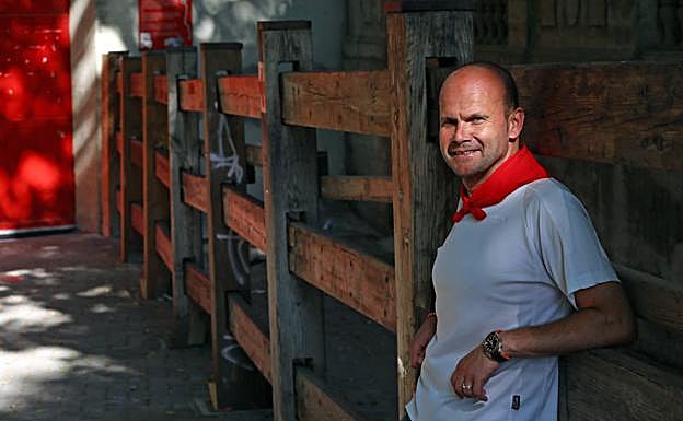 Teo Lázaro, ya en Pamplona, junto a la plaza de toros. 