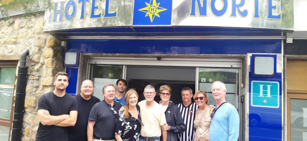 Javier Atorrasagasti a la izquierda y el grupo de norteamericanos antes de partir hacia Pamplona tras una semana de estancia en Zarautz. 