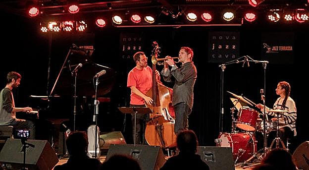 El trompetista Juan de Diego junto al trío musical que le acompaña. 