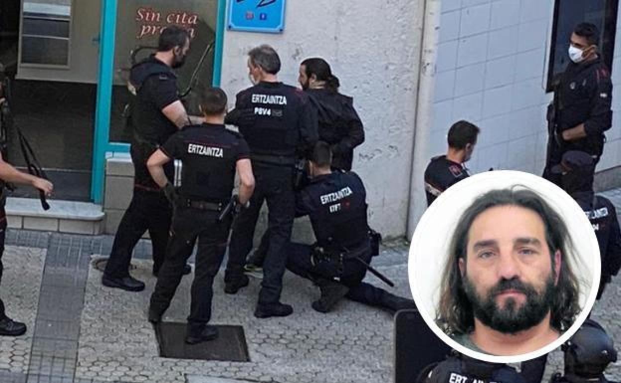 Momento de la detención del fugitivo fuera de la peluquería de la calle Euskal Herria en Donostia, donde se lavó el pelo. 