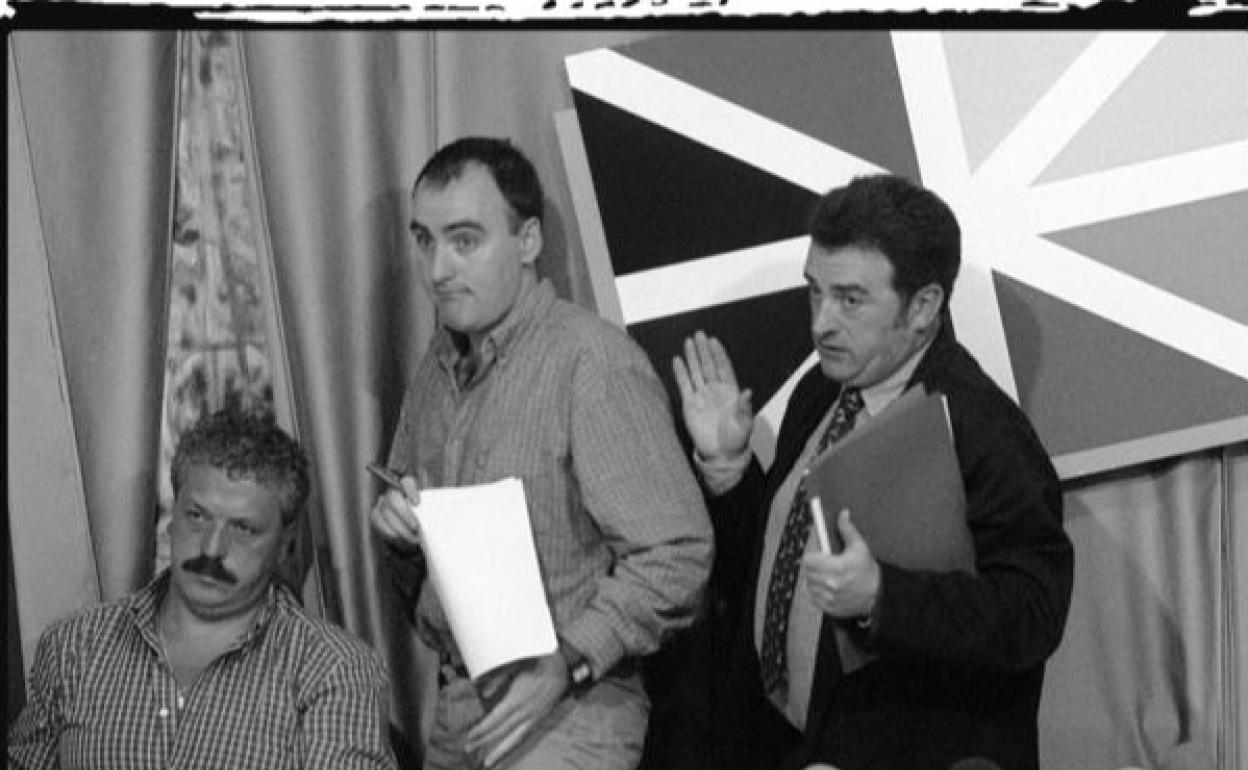 Juan María Olano, Floren Aoiz y Karmelo Landa, representantes de HB en julio de 1997. 