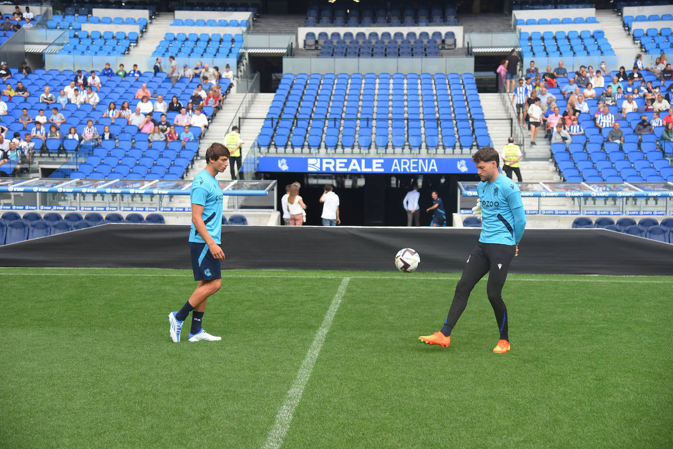 Fotos: Así ha sido el primer entrenamiento de La Real Sociedad en el Reale Arena