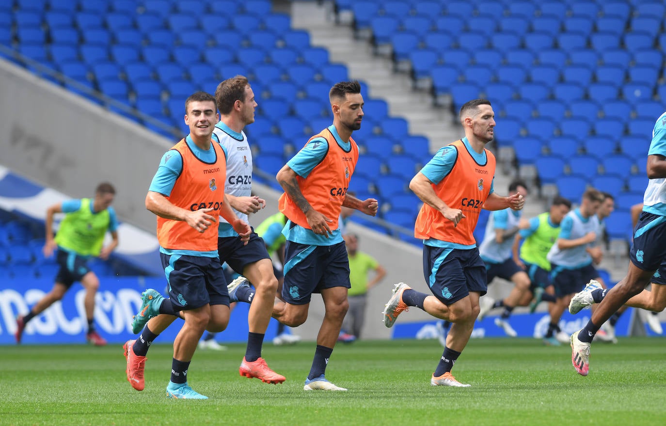Fotos: Así ha sido el primer entrenamiento de La Real Sociedad en el Reale Arena