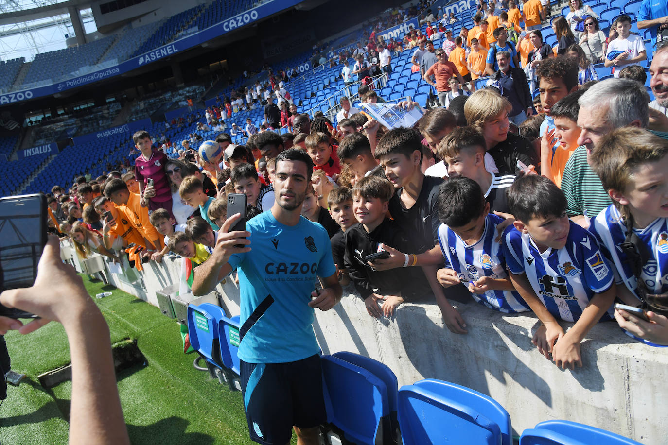 Fotos: Así ha sido el primer entrenamiento de La Real Sociedad en el Reale Arena