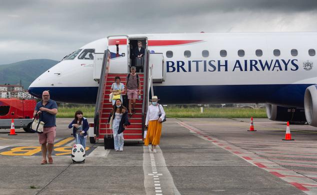 El primer vuelo de la aerolínea British Airaways ha llegado este viernes a Hondarribia.